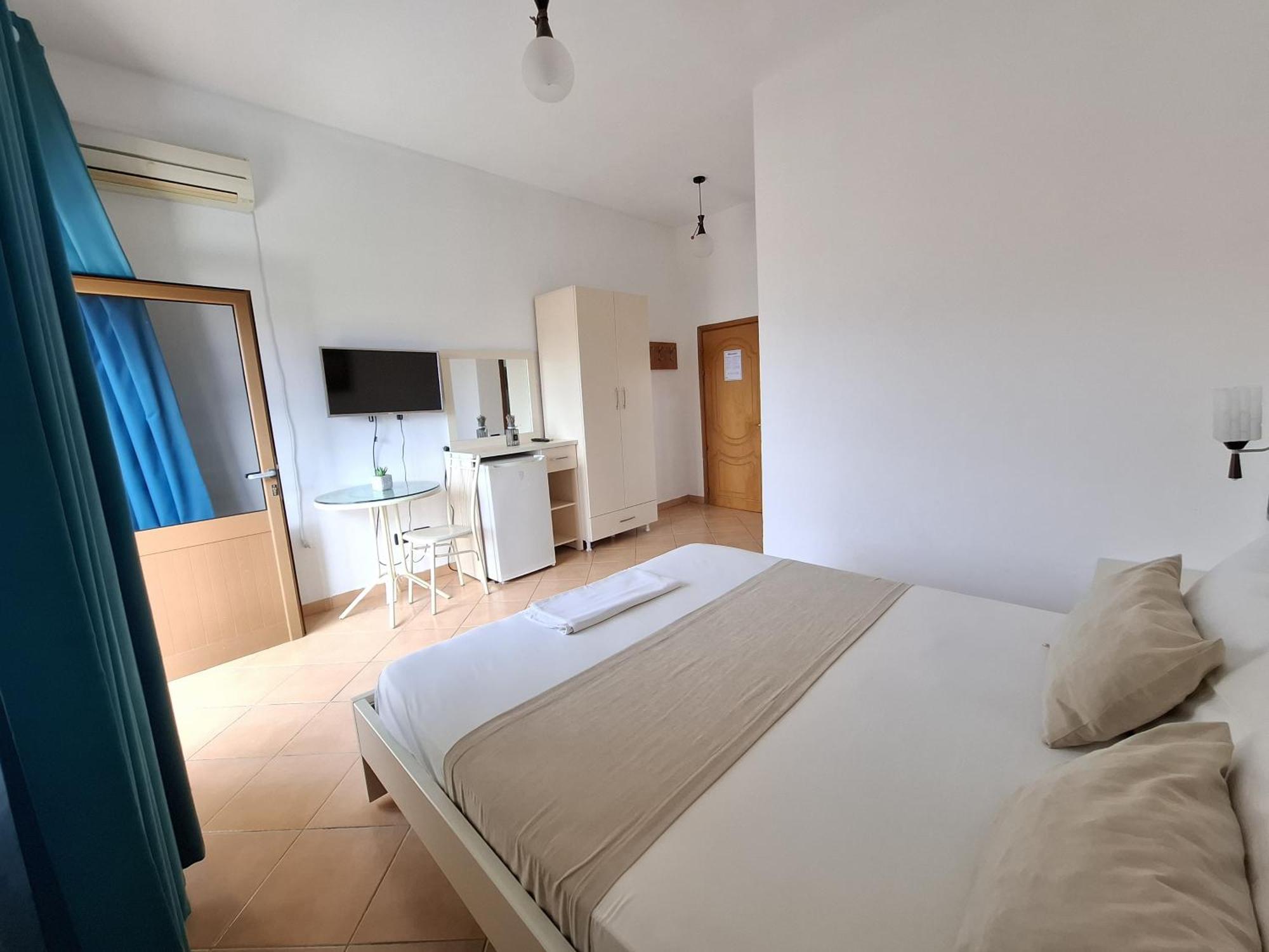 Hotel Sirena Radhimë 外观 照片